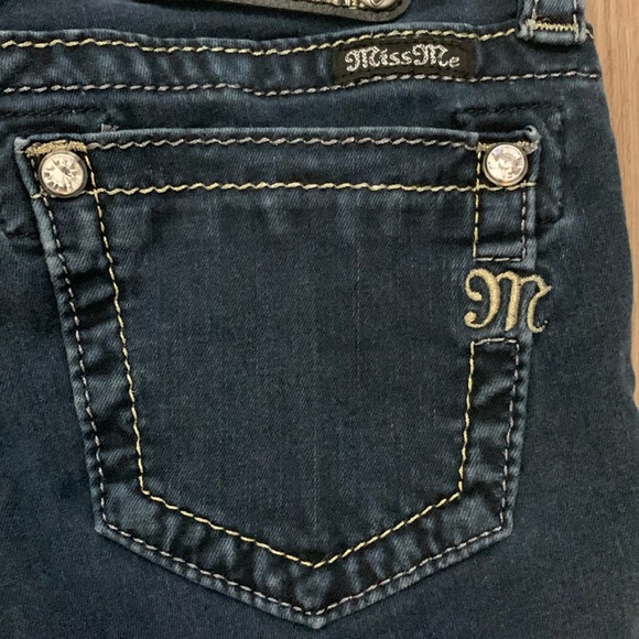Miss Me signature skinny crop. Size 24 - Picture 3 of 9